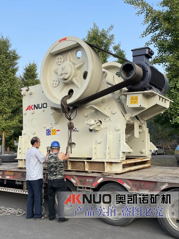 型號	功率（KW）	轉速（rpm）	破碎機重量基本配置(kg)	給料口寬度x深度（mm）	產量范圍 C80	75	350	7650	800x510	335　514 C96	90	330	10150	930x580	390　592 C106	110	280	15650	1060x700	500　760 C116	132	260	19240	1150x760	520　800 C120	160	230	27990	1200x870	540　800 C130	185	220	40150	1300x1000	831　1267  C150	200	220	50950	1400x1200	880　1319 C160	250	220	76300	1600x1200	1145　1909 C200	400	200	124000	2000x1500	1435　2462