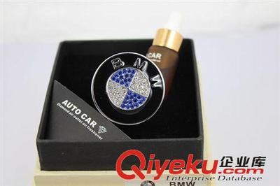 DAD鑲鉆出風口 汽車標志風口香水 奔馳出風口香熏 空調出風口香水-饒平縣海山路士達汽車裝飾用品經營部提供DAD鑲鉆出風口 汽車標志風口香水 奔馳出風口香熏 空調出風口香水的相關介紹、產品、服務、圖片、價格饒平縣海山路士達汽車裝飾用品經營部、汽車防爆膜;汽車改裝件;LED燈;汽車飾品;汽車香水;車載小電器;車衣